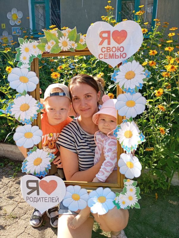 Сегодня, 8 июля, в дошкольных учреждениях городского округа Торез, родителей ждал милый сюрприз - запечатленные моменты семейного счастья, оформленные в виде фотографий ко Дню семьи любви и верности Сегодня, 8 июля, в дошкольных учреждениях городского округа Торез, родителей ждал милый сюрприз - запечатленные моменты семейного счастья, оформленные в виде фотографий ко Дню семьи любви и верности