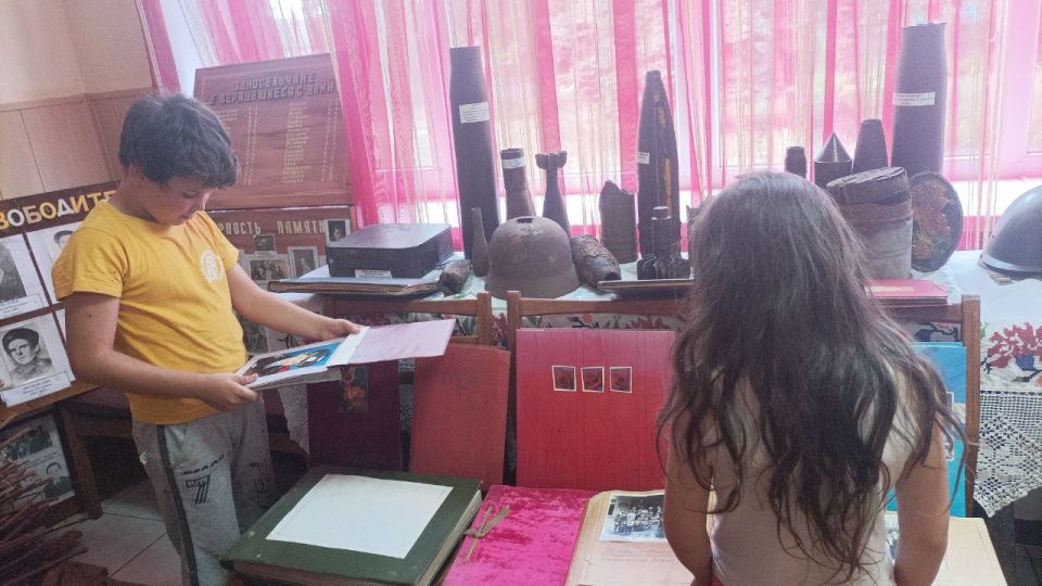 В рамках партийного проекта #КультураМалойРодины, 08.07.2025г. в музее истории с. Хлебодаровка прошла фотовыставка альбомов и фотографий жителей нашего села «Загляните в семейный альбом», посвященная Всероссийскому Дню... В рамках партийного проекта #КультураМалойРодины, 08.07.2025г. в музее истории с. Хлебодаровка прошла фотовыставка альбомов и фотографий жителей нашего села «Загляните в семейный альбом», посвященная Всероссийскому Дню...