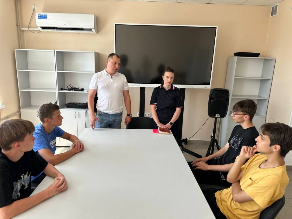 Денис Зубов: Вместе с молодежью. Сегодня, 8 июля, в администрации городского округа Иловайск состоялась встреча некоторых представителей активистов из молодежных организаций со Старшим инспектором (по делам... Денис Зубов: Вместе с молодежью. Сегодня, 8 июля, в администрации городского округа Иловайск состоялась встреча некоторых представителей активистов из молодежных организаций со Старшим инспектором (по делам...