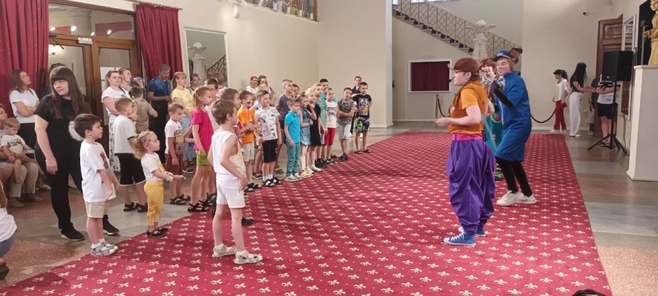 В ГБУ ДНР « Донецкий республиканский академический театр кукол» при содействии Управы Калининского внутригородского района Администрации городского округа Донецк было проведено мероприятие для детей из семей льготных... В ГБУ ДНР « Донецкий республиканский академический театр кукол» при содействии Управы Калининского внутригородского района Администрации городского округа Донецк было проведено мероприятие для детей из семей льготных...