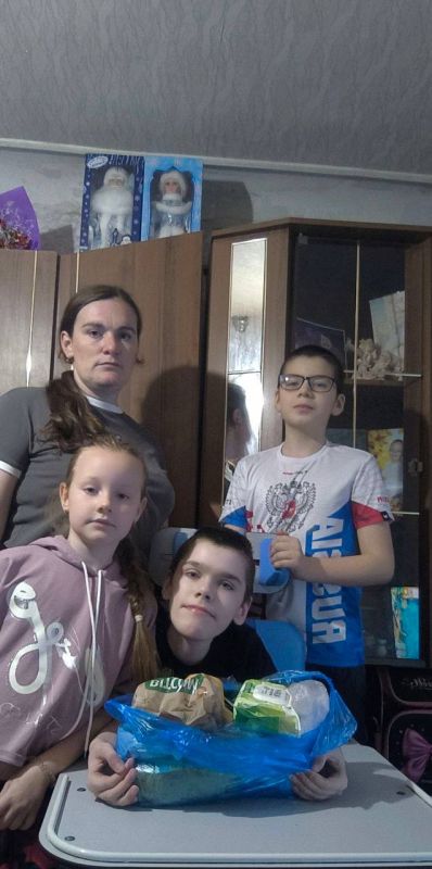 Денис Зубов: Поможем ближнему. В рамках акции «Семья помогает семье», приуроченной ко Дню семьи, любви и верности, сотрудники администрации совместно с активной молодежью города организовали раздачу помощи многодетным семьям Денис Зубов: Поможем ближнему. В рамках акции «Семья помогает семье», приуроченной ко Дню семьи, любви и верности, сотрудники администрации совместно с активной молодежью города организовали раздачу помощи многодетным семьям