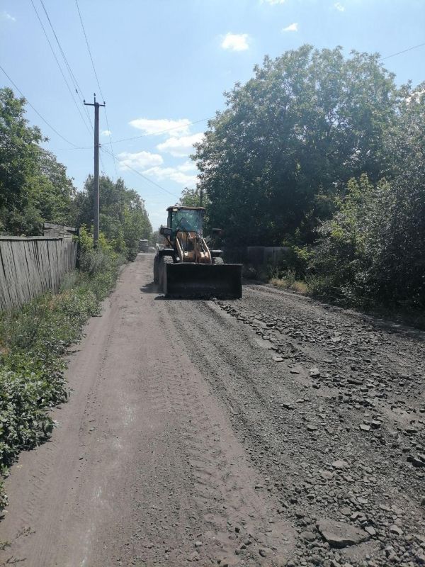 Бригада самарских рабочих приводит в порядок дороги в Снежном Бригада самарских рабочих приводит в порядок дороги в Снежном