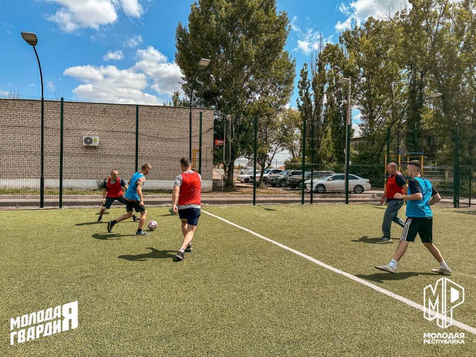 Спорт объединяет!. В прекрасный и светлый праздник — День семьи, любви и верности — активисты Старобешевского штаба Молодёжки вместе со своими отцами приняли участие в захватывающем семейном футбольном матче! На спортивной... Спорт объединяет!. В прекрасный и светлый праздник — День семьи, любви и верности — активисты Старобешевского штаба Молодёжки вместе со своими отцами приняли участие в захватывающем семейном футбольном матче! На спортивной...