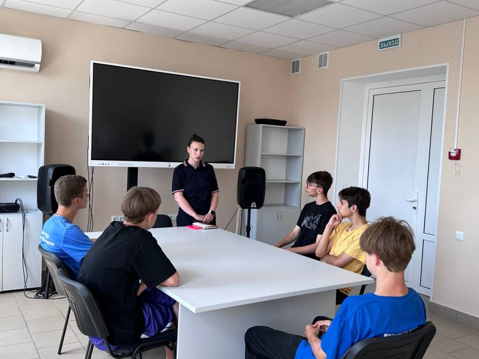 Денис Зубов: Вместе с молодежью. Сегодня, 8 июля, в администрации городского округа Иловайск состоялась встреча некоторых представителей активистов из молодежных организаций со Старшим инспектором (по делам... Денис Зубов: Вместе с молодежью. Сегодня, 8 июля, в администрации городского округа Иловайск состоялась встреча некоторых представителей активистов из молодежных организаций со Старшим инспектором (по делам...