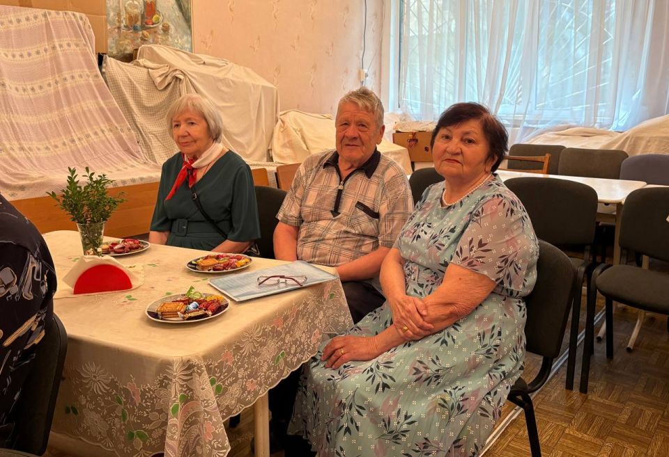 В преддверии Дня семьи, любви и верности сотрудники Управы Ленинского внутригородского района Администрации г.о. Донецк в рамках партийного проекта «Старшее поколение» поздравили подопечных состоящих на обслуживании МБУ... В преддверии Дня семьи, любви и верности сотрудники Управы Ленинского внутригородского района Администрации г.о. Донецк в рамках партийного проекта «Старшее поколение» поздравили подопечных состоящих на обслуживании МБУ...