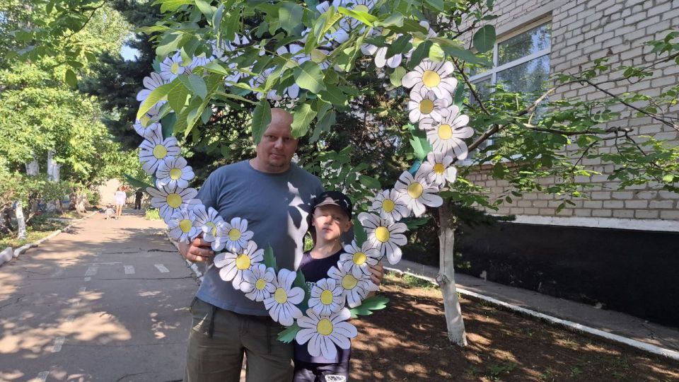 Сегодня, 8 июля, в дошкольных учреждениях городского округа Торез, родителей ждал милый сюрприз - запечатленные моменты семейного счастья, оформленные в виде фотографий ко Дню семьи любви и верности Сегодня, 8 июля, в дошкольных учреждениях городского округа Торез, родителей ждал милый сюрприз - запечатленные моменты семейного счастья, оформленные в виде фотографий ко Дню семьи любви и верности