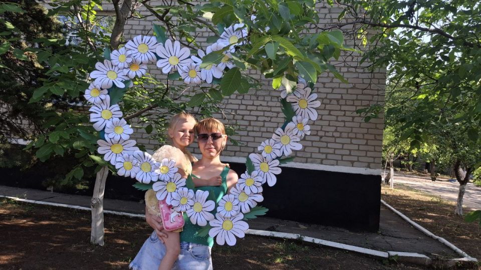 Сегодня, 8 июля, в дошкольных учреждениях городского округа Торез, родителей ждал милый сюрприз - запечатленные моменты семейного счастья, оформленные в виде фотографий ко Дню семьи любви и верности Сегодня, 8 июля, в дошкольных учреждениях городского округа Торез, родителей ждал милый сюрприз - запечатленные моменты семейного счастья, оформленные в виде фотографий ко Дню семьи любви и верности
