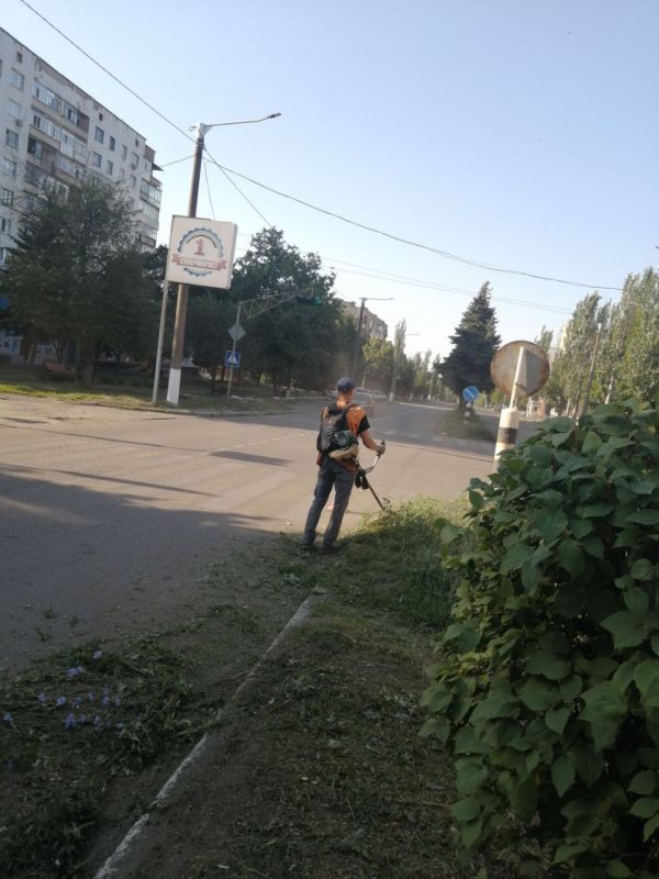 Коммунальщики Снежного продолжают благоустраивать территории общего пользования Коммунальщики Снежного продолжают благоустраивать территории общего пользования