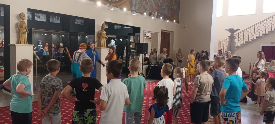 В ГБУ ДНР « Донецкий республиканский академический театр кукол» при содействии Управы Калининского внутригородского района Администрации городского округа Донецк было проведено мероприятие для детей из семей льготных... В ГБУ ДНР « Донецкий республиканский академический театр кукол» при содействии Управы Калининского внутригородского района Администрации городского округа Донецк было проведено мероприятие для детей из семей льготных...
