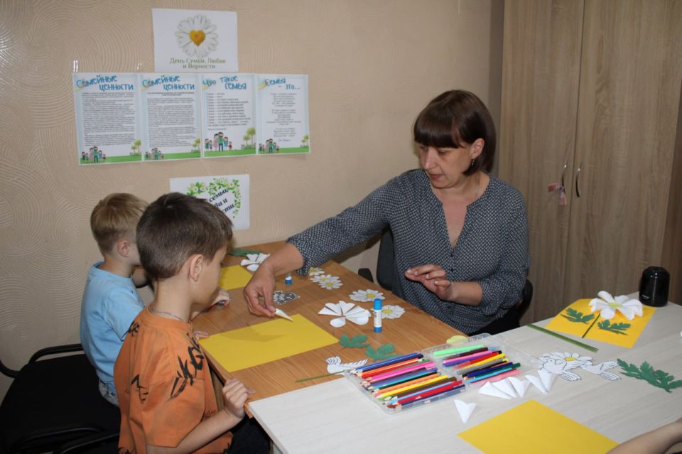В преддверии важного российского праздника - Дня семьи, любви и верности, который ежегодно отмечается 8 июля, Отдел культуры Администрации провел мастер-класс по изготовлению открытки с детьми краснолиманщины В преддверии важного российского праздника - Дня семьи, любви и верности, который ежегодно отмечается 8 июля, Отдел культуры Администрации провел мастер-класс по изготовлению открытки с детьми краснолиманщины
