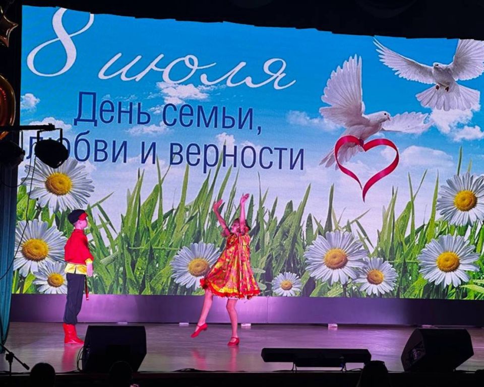 Наталья Великодная: За крепость семейного союза основанного на взаимной любви и верности, воспитание детей достойными членами общества, достигнутое благополучие, обеспеченное совместным трудом, вручила медали семьям, которые... Наталья Великодная: За крепость семейного союза основанного на взаимной любви и верности, воспитание детей достойными членами общества, достигнутое благополучие, обеспеченное совместным трудом, вручила медали семьям, которые...