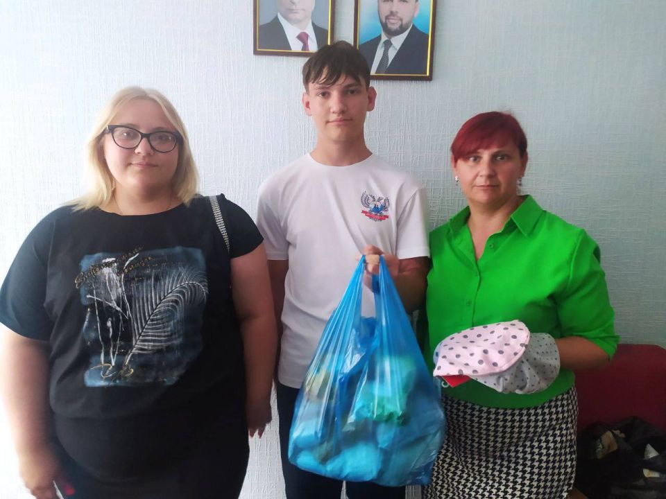 Денис Зубов: Поможем ближнему. В рамках акции «Семья помогает семье», приуроченной ко Дню семьи, любви и верности, сотрудники администрации совместно с активной молодежью города организовали раздачу помощи многодетным семьям Денис Зубов: Поможем ближнему. В рамках акции «Семья помогает семье», приуроченной ко Дню семьи, любви и верности, сотрудники администрации совместно с активной молодежью города организовали раздачу помощи многодетным семьям