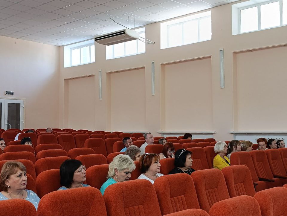 На еженедельном аппаратном совещании с начальниками управлений, отделов, секторов администрации округа и руководителями учреждений рассмотрели ряд вопросов На еженедельном аппаратном совещании с начальниками управлений, отделов, секторов администрации округа и руководителями учреждений рассмотрели ряд вопросов