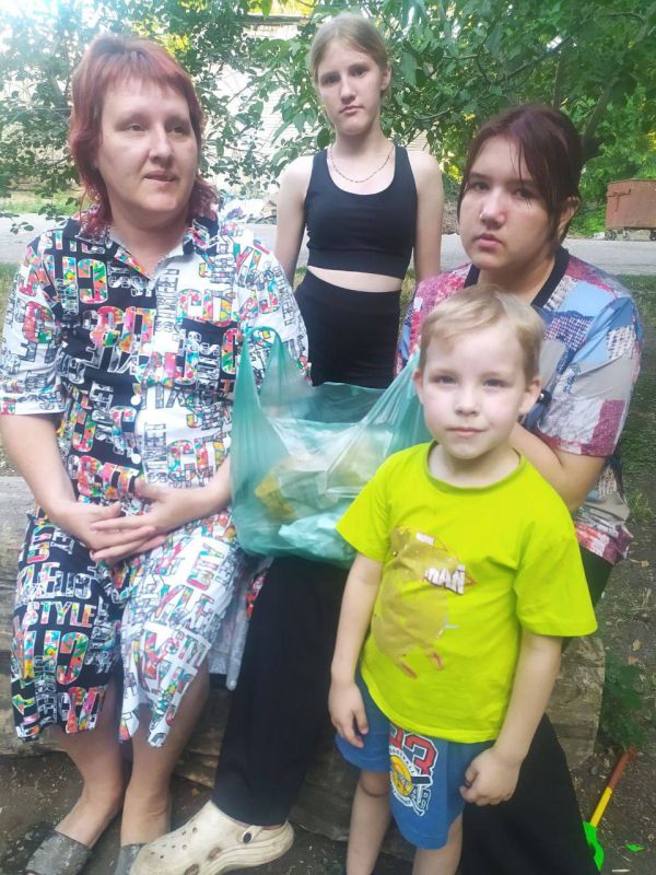 Денис Зубов: Поможем ближнему. В рамках акции «Семья помогает семье», приуроченной ко Дню семьи, любви и верности, сотрудники администрации совместно с активной молодежью города организовали раздачу помощи многодетным семьям Денис Зубов: Поможем ближнему. В рамках акции «Семья помогает семье», приуроченной ко Дню семьи, любви и верности, сотрудники администрации совместно с активной молодежью города организовали раздачу помощи многодетным семьям