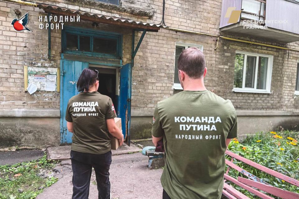 Участники команды Молодёжки Народного фронта ДНР передали гуманитарную помощь семье из посёлка Нетайлово Участники команды Молодёжки Народного фронта ДНР передали гуманитарную помощь семье из посёлка Нетайлово