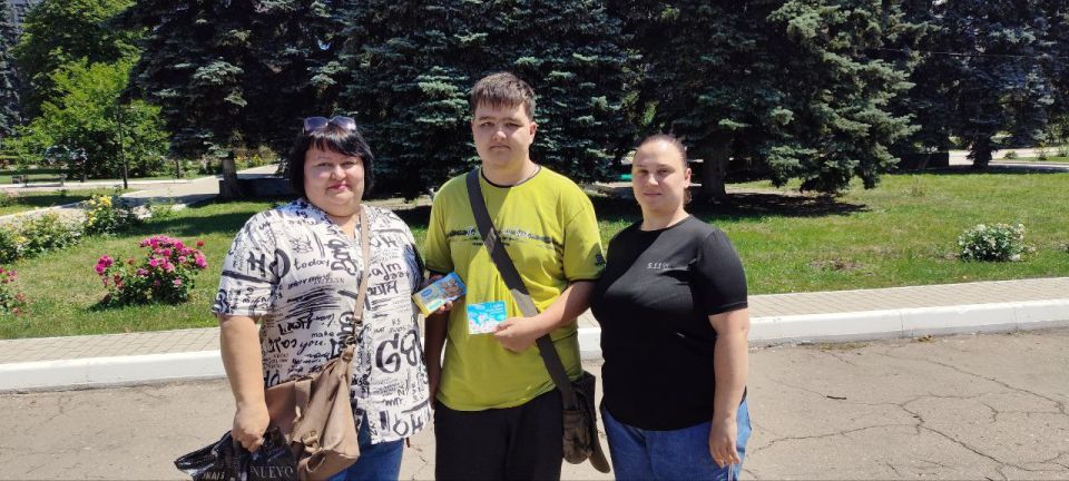 В самом сердце Дебальцево, в лучах летнего солнца, сотрудники МБУ "Центр культуры и досуга города" создали атмосферу тепла и нежности, проведя уличную акцию, посвященную Дню семьи, любви и верности В самом сердце Дебальцево, в лучах летнего солнца, сотрудники МБУ "Центр культуры и досуга города" создали атмосферу тепла и нежности, проведя уличную акцию, посвященную Дню семьи, любви и верности
