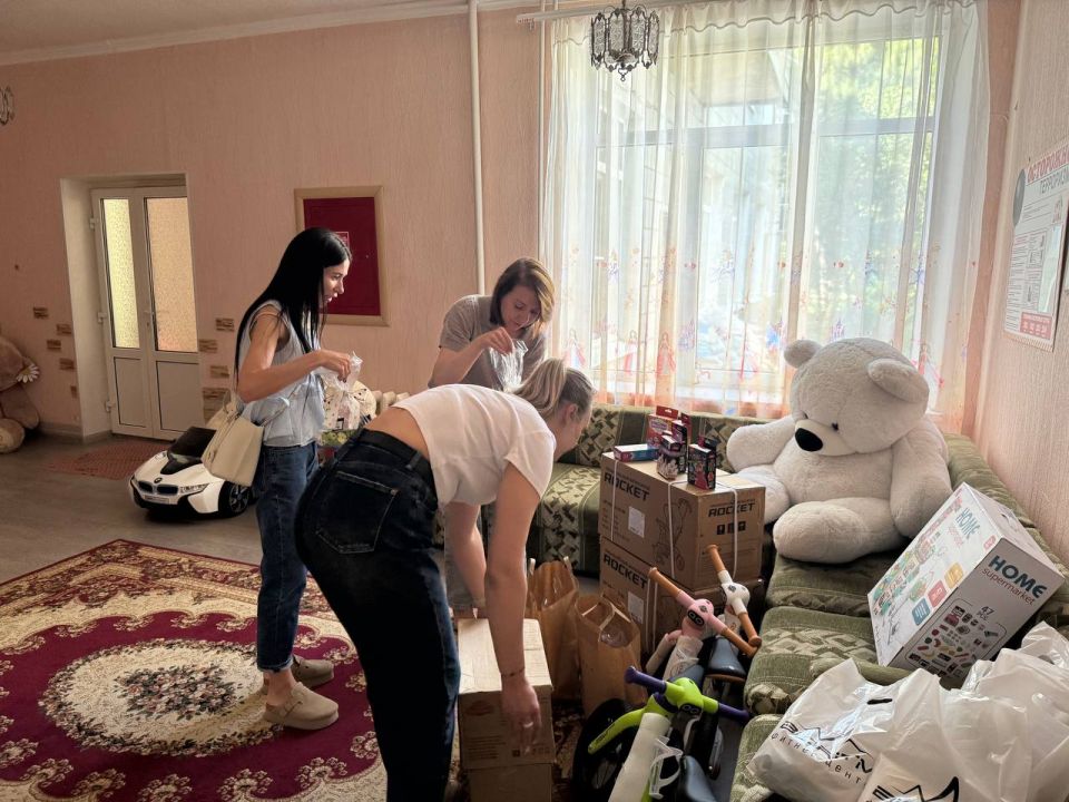 "Мысль о том, что кто-то меня любит, желает для меня лучшего и хочет мне помочь — поднимает мой дух." "Мысль о том, что кто-то меня любит, желает для меня лучшего и хочет мне помочь — поднимает мой дух."