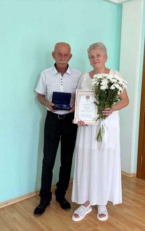 Сегодня, 8 июля, в рамках партийного проекта «Крепкая семья» в Управе Ленинского внутригородского района Администрации городского округа Донецк прошло праздничное поздравление супружеской пары с Днём семьи, любви и верности Сегодня, 8 июля, в рамках партийного проекта «Крепкая семья» в Управе Ленинского внутригородского района Администрации городского округа Донецк прошло праздничное поздравление супружеской пары с Днём семьи, любви и верности