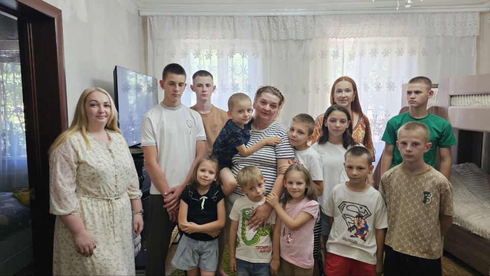 Екатерина Мартьянова: Сегодня в праздник День семьи, любви и верности навестила многодетную семью из Енакиево, в которой воспитывается 15 детей Екатерина Мартьянова: Сегодня в праздник День семьи, любви и верности навестила многодетную семью из Енакиево, в которой воспитывается 15 детей