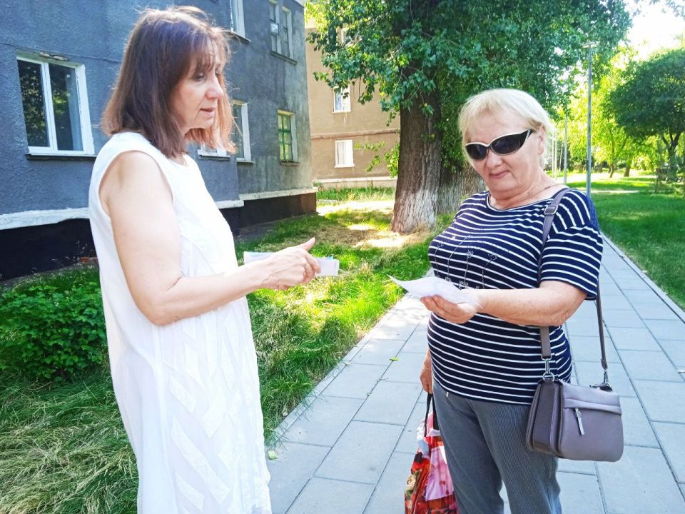 Виктория Жукова: 8 июля для жителей Харцызска Центральная городская модельная библиотека провела социальную уличную акцию «Дарите ромашки любимым», посвящённую самому тёплому и душевному празднику Виктория Жукова: 8 июля для жителей Харцызска Центральная городская модельная библиотека провела социальную уличную акцию «Дарите ромашки любимым», посвящённую самому тёплому и душевному празднику