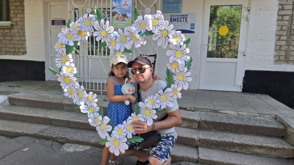 Сегодня, 8 июля, в дошкольных учреждениях городского округа Торез, родителей ждал милый сюрприз - запечатленные моменты семейного счастья, оформленные в виде фотографий ко Дню семьи любви и верности Сегодня, 8 июля, в дошкольных учреждениях городского округа Торез, родителей ждал милый сюрприз - запечатленные моменты семейного счастья, оформленные в виде фотографий ко Дню семьи любви и верности