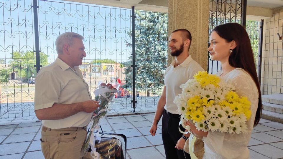 Николай Михайлов: Сегодня, 8 июля, в день семьи, любви и верности, поздравил молодоженов нашего округа, которые решили зарегистрировать брак в этот символический день Николай Михайлов: Сегодня, 8 июля, в день семьи, любви и верности, поздравил молодоженов нашего округа, которые решили зарегистрировать брак в этот символический день