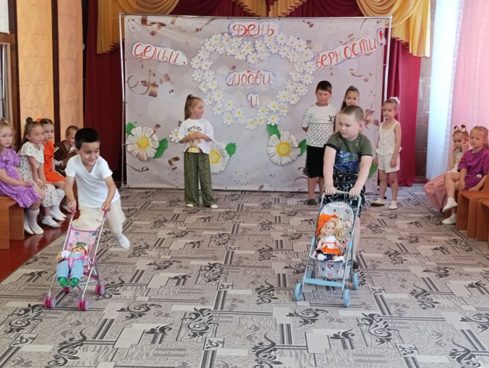 Ольга Колударова: В образовательных организациях Донецкой Народной Республики прошли мероприятия, посвященные Дню семьи, любви и верности Ольга Колударова: В образовательных организациях Донецкой Народной Республики прошли мероприятия, посвященные Дню семьи, любви и верности