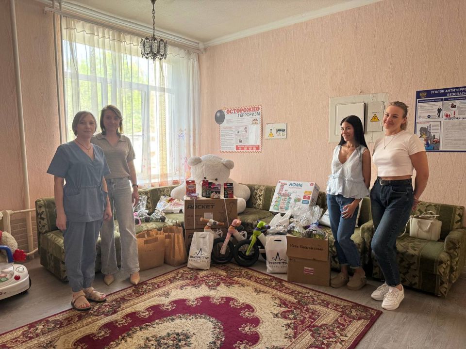 "Мысль о том, что кто-то меня любит, желает для меня лучшего и хочет мне помочь — поднимает мой дух." "Мысль о том, что кто-то меня любит, желает для меня лучшего и хочет мне помочь — поднимает мой дух."