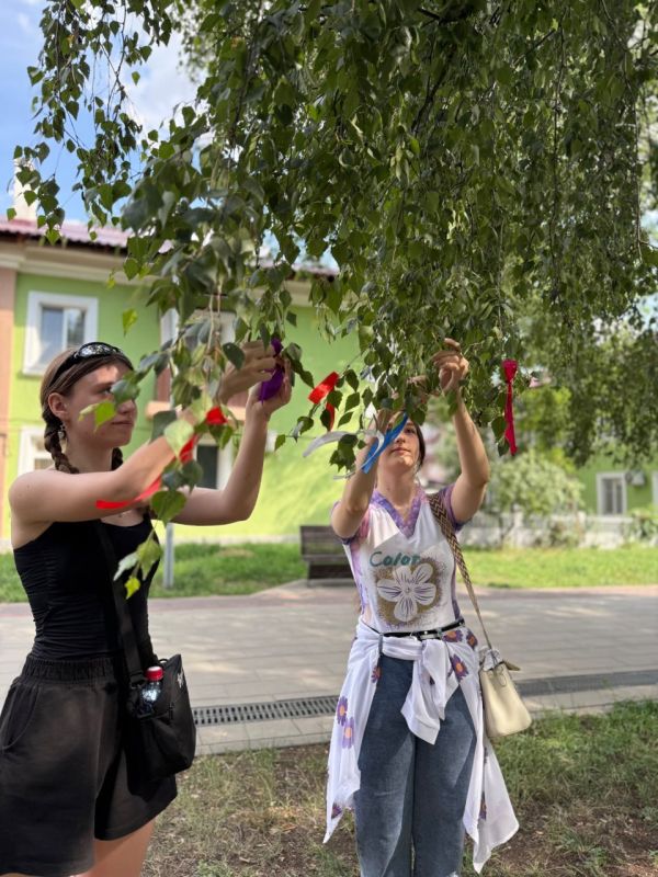 "На Купала солнце играло" - под таким названием вчера на площадках города творческими сотрудниками ХГДК совместно с представителями молодежных движений был организован праздник ко Дню Ивана Купала "На Купала солнце играло" - под таким названием вчера на площадках города творческими сотрудниками ХГДК совместно с представителями молодежных движений был организован праздник ко Дню Ивана Купала
