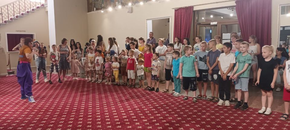 В ГБУ ДНР « Донецкий республиканский академический театр кукол» при содействии Управы Калининского внутригородского района Администрации городского округа Донецк было проведено мероприятие для детей из семей льготных... В ГБУ ДНР « Донецкий республиканский академический театр кукол» при содействии Управы Калининского внутригородского района Администрации городского округа Донецк было проведено мероприятие для детей из семей льготных...