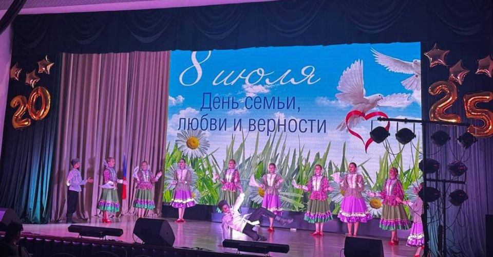 Наталья Великодная: За крепость семейного союза основанного на взаимной любви и верности, воспитание детей достойными членами общества, достигнутое благополучие, обеспеченное совместным трудом, вручила медали семьям, которые... Наталья Великодная: За крепость семейного союза основанного на взаимной любви и верности, воспитание детей достойными членами общества, достигнутое благополучие, обеспеченное совместным трудом, вручила медали семьям, которые...
