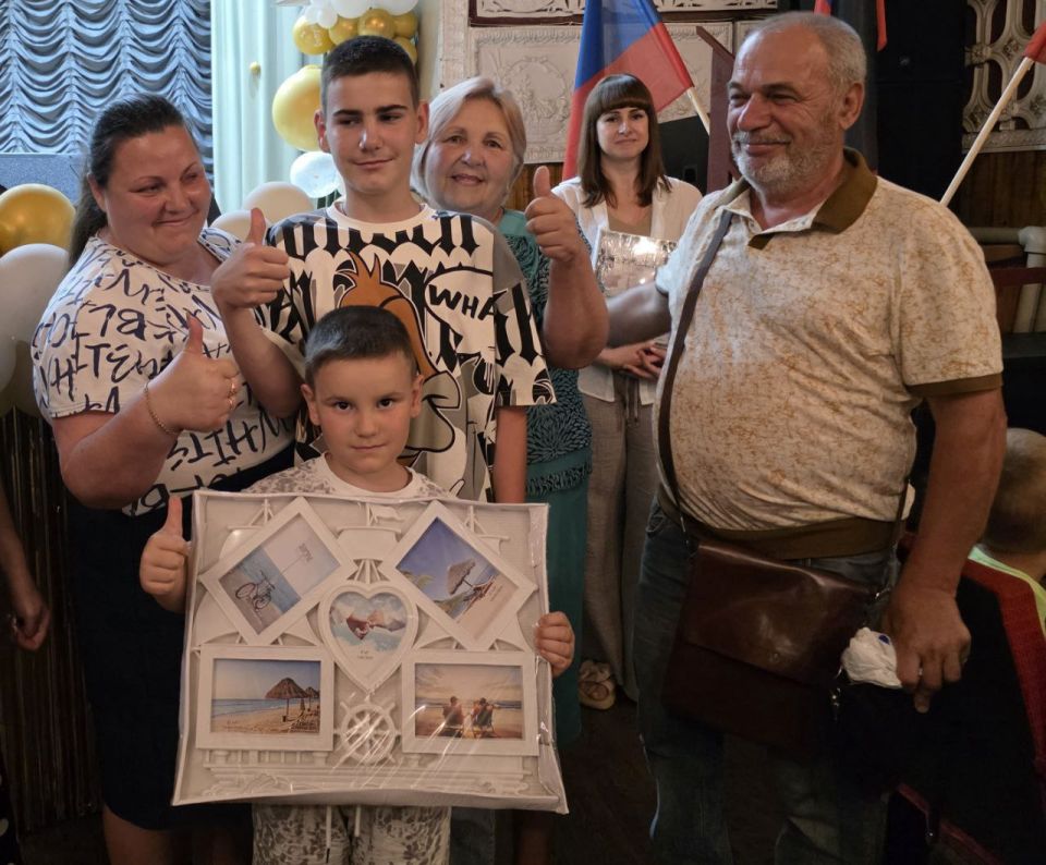 Вчера в Докучаевске состоялась теплая встреча в преддверии Дня семьи, любви и верности в рамках партийного проекта «Крепкая семья» и «Женское движение Единой России» Вчера в Докучаевске состоялась теплая встреча в преддверии Дня семьи, любви и верности в рамках партийного проекта «Крепкая семья» и «Женское движение Единой России»