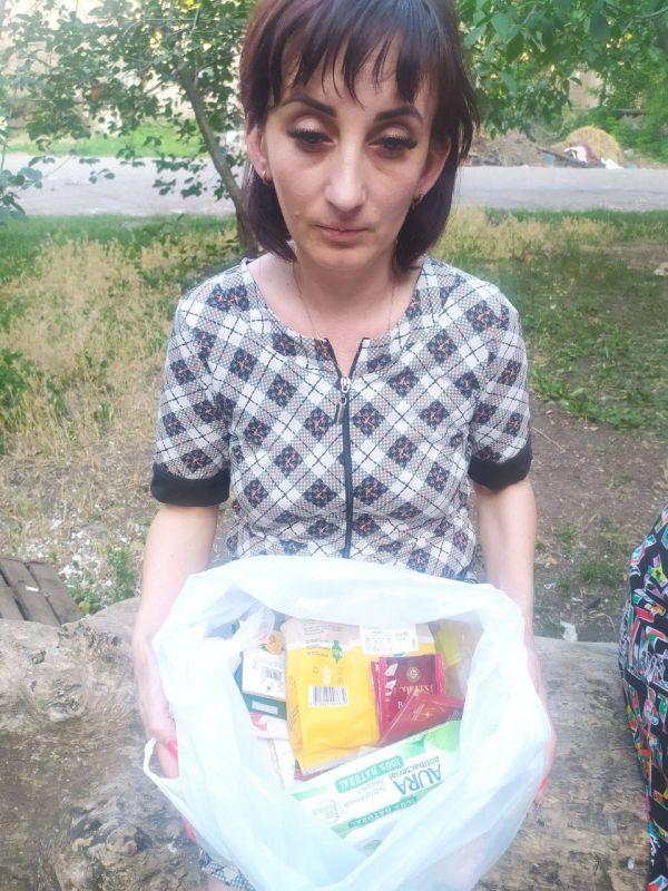 Денис Зубов: Поможем ближнему. В рамках акции «Семья помогает семье», приуроченной ко Дню семьи, любви и верности, сотрудники администрации совместно с активной молодежью города организовали раздачу помощи многодетным семьям Денис Зубов: Поможем ближнему. В рамках акции «Семья помогает семье», приуроченной ко Дню семьи, любви и верности, сотрудники администрации совместно с активной молодежью города организовали раздачу помощи многодетным семьям