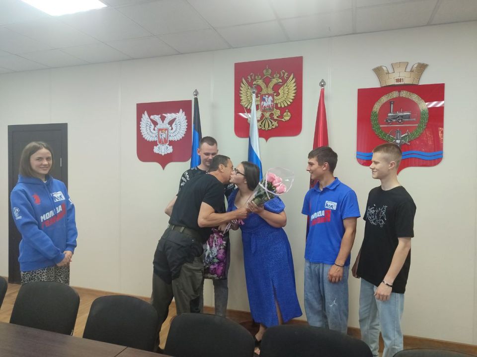 Константин Зинченко: В День семьи, любви и верности совместно с активистами молодежных движений "Народная Дружина", МГЕР "Молодая Гвардия" поздравил молодую семью, которая заключила брак на кануне этого светлого праздника Константин Зинченко: В День семьи, любви и верности совместно с активистами молодежных движений "Народная Дружина", МГЕР "Молодая Гвардия" поздравил молодую семью, которая заключила брак на кануне этого светлого праздника