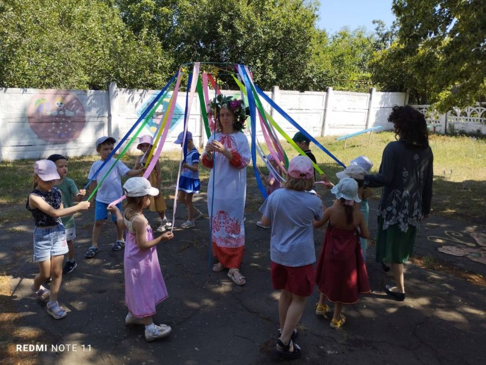 День Ивана Купала. В городском округе Иловайск во всех дошкольных учреждениях прошел народный праздник День Ивана Купала. Не обошлось и без Кикиморы, которая поначалу мешала ребятам проводить праздник, а потом стала... День Ивана Купала. В городском округе Иловайск во всех дошкольных учреждениях прошел народный праздник День Ивана Купала. Не обошлось и без Кикиморы, которая поначалу мешала ребятам проводить праздник, а потом стала...