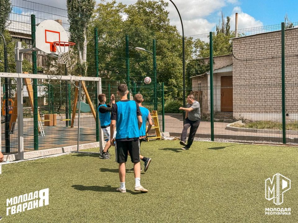 Спорт объединяет!. В прекрасный и светлый праздник — День семьи, любви и верности — активисты Старобешевского штаба Молодёжки вместе со своими отцами приняли участие в захватывающем семейном футбольном матче! На спортивной... Спорт объединяет!. В прекрасный и светлый праздник — День семьи, любви и верности — активисты Старобешевского штаба Молодёжки вместе со своими отцами приняли участие в захватывающем семейном футбольном матче! На спортивной...