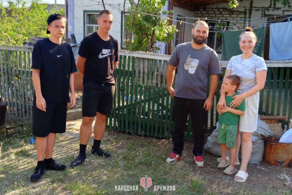 Новоазовские дружинники в День семьи, любви и верности окружили заботой семью участника СВО Новоазовские дружинники в День семьи, любви и верности окружили заботой семью участника СВО