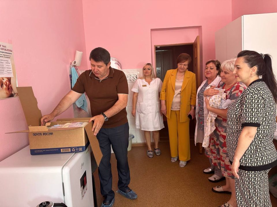 Владислав Ключаров: Сегодня в родильном доме поздравил дорогих мамочек с замечательным праздником – Днём семьи, любви и верности Владислав Ключаров: Сегодня в родильном доме поздравил дорогих мамочек с замечательным праздником – Днём семьи, любви и верности