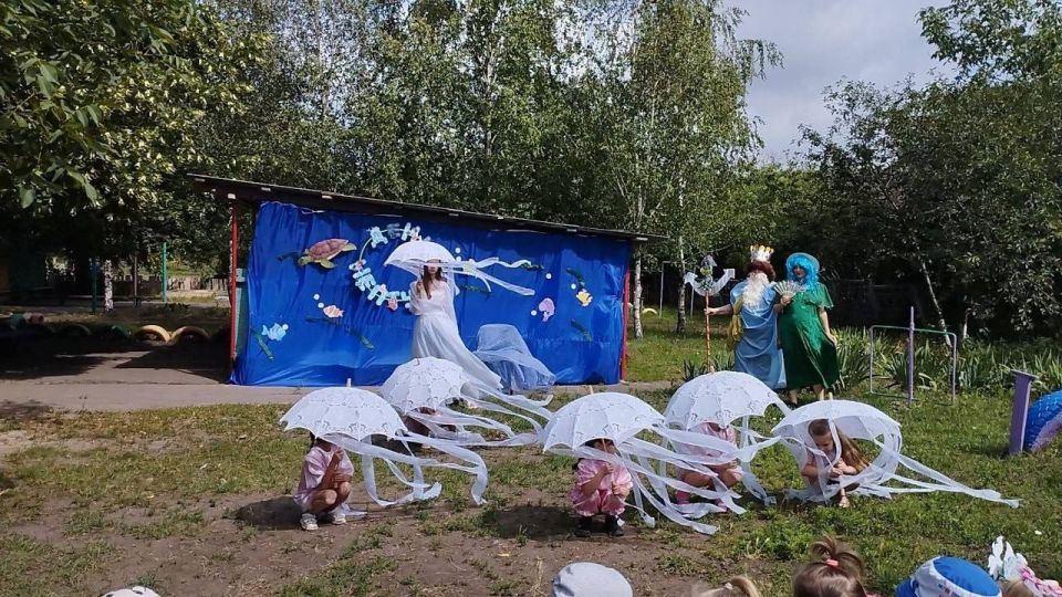 День Ивана Купала. В городском округе Иловайск во всех дошкольных учреждениях прошел народный праздник День Ивана Купала. Не обошлось и без Кикиморы, которая поначалу мешала ребятам проводить праздник, а потом стала... День Ивана Купала. В городском округе Иловайск во всех дошкольных учреждениях прошел народный праздник День Ивана Купала. Не обошлось и без Кикиморы, которая поначалу мешала ребятам проводить праздник, а потом стала...