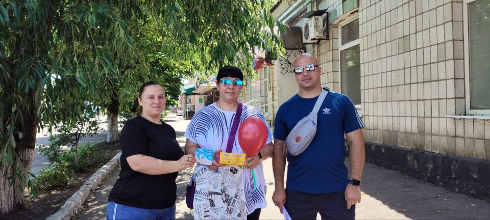 В самом сердце Дебальцево, в лучах летнего солнца, сотрудники МБУ "Центр культуры и досуга города" создали атмосферу тепла и нежности, проведя уличную акцию, посвященную Дню семьи, любви и верности В самом сердце Дебальцево, в лучах летнего солнца, сотрудники МБУ "Центр культуры и досуга города" создали атмосферу тепла и нежности, проведя уличную акцию, посвященную Дню семьи, любви и верности