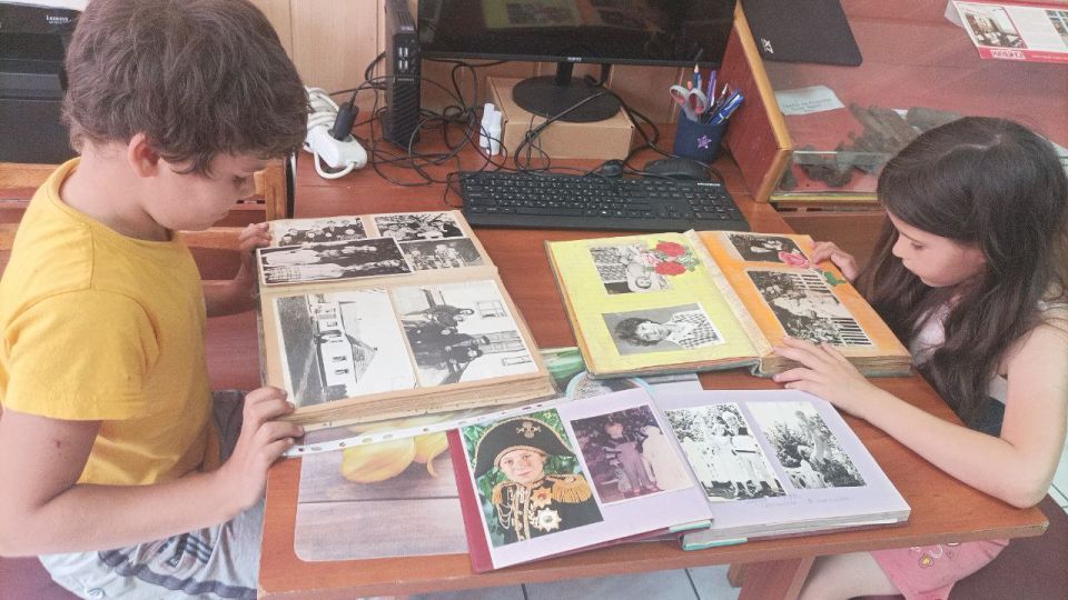 В рамках партийного проекта #КультураМалойРодины, 08.07.2025г. в музее истории с. Хлебодаровка прошла фотовыставка альбомов и фотографий жителей нашего села «Загляните в семейный альбом», посвященная Всероссийскому Дню... В рамках партийного проекта #КультураМалойРодины, 08.07.2025г. в музее истории с. Хлебодаровка прошла фотовыставка альбомов и фотографий жителей нашего села «Загляните в семейный альбом», посвященная Всероссийскому Дню...
