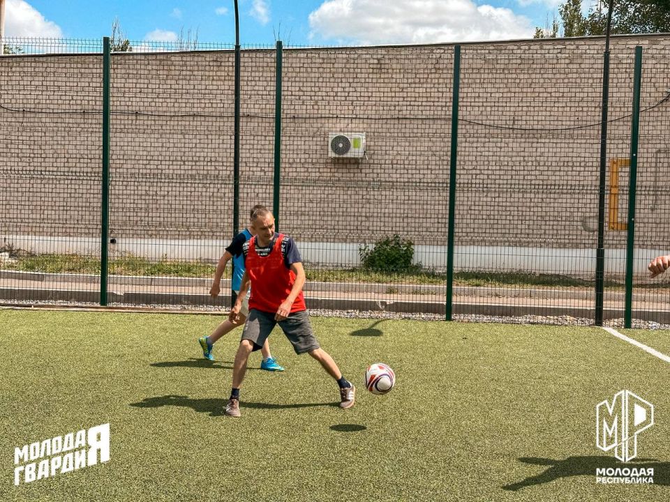 Спорт объединяет!. В прекрасный и светлый праздник — День семьи, любви и верности — активисты Старобешевского штаба Молодёжки вместе со своими отцами приняли участие в захватывающем семейном футбольном матче! На спортивной... Спорт объединяет!. В прекрасный и светлый праздник — День семьи, любви и верности — активисты Старобешевского штаба Молодёжки вместе со своими отцами приняли участие в захватывающем семейном футбольном матче! На спортивной...