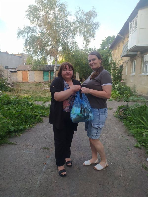 Денис Зубов: Поможем ближнему. В рамках акции «Семья помогает семье», приуроченной ко Дню семьи, любви и верности, сотрудники администрации совместно с активной молодежью города организовали раздачу помощи многодетным семьям Денис Зубов: Поможем ближнему. В рамках акции «Семья помогает семье», приуроченной ко Дню семьи, любви и верности, сотрудники администрации совместно с активной молодежью города организовали раздачу помощи многодетным семьям