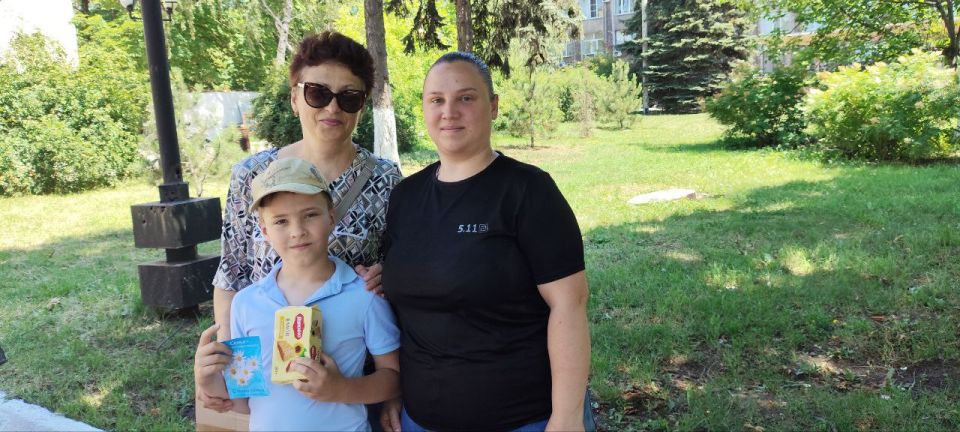 В самом сердце Дебальцево, в лучах летнего солнца, сотрудники МБУ "Центр культуры и досуга города" создали атмосферу тепла и нежности, проведя уличную акцию, посвященную Дню семьи, любви и верности В самом сердце Дебальцево, в лучах летнего солнца, сотрудники МБУ "Центр культуры и досуга города" создали атмосферу тепла и нежности, проведя уличную акцию, посвященную Дню семьи, любви и верности