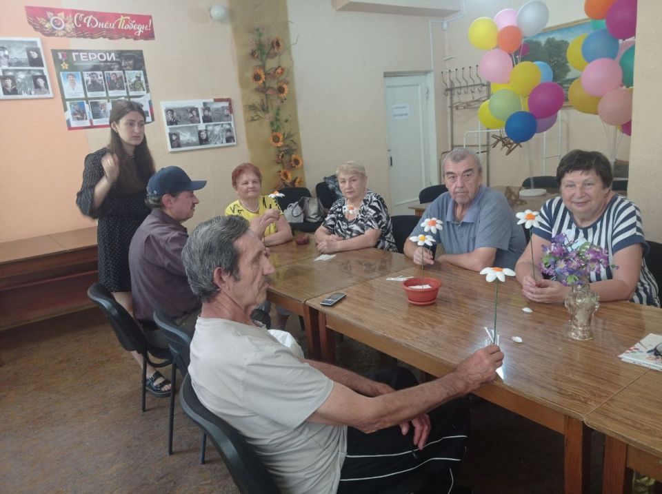 Сегодня, 8 июля, в Государственном бюджетном учреждении социального обслуживания «Центр социального обслуживания населения Кировского района города Макеевки» прошел мастер-класс, по изготовлению ромашки ко Дню семьи, любви и... Сегодня, 8 июля, в Государственном бюджетном учреждении социального обслуживания «Центр социального обслуживания населения Кировского района города Макеевки» прошел мастер-класс, по изготовлению ромашки ко Дню семьи, любви и...