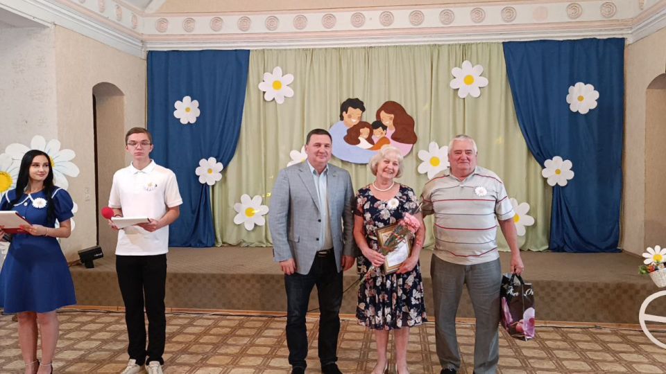 В Амвросиевке отметили День семьи, любви и верности В Амвросиевке отметили День семьи, любви и верности
