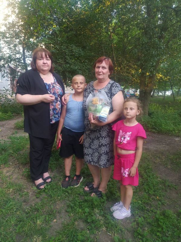 Денис Зубов: Поможем ближнему. В рамках акции «Семья помогает семье», приуроченной ко Дню семьи, любви и верности, сотрудники администрации совместно с активной молодежью города организовали раздачу помощи многодетным семьям Денис Зубов: Поможем ближнему. В рамках акции «Семья помогает семье», приуроченной ко Дню семьи, любви и верности, сотрудники администрации совместно с активной молодежью города организовали раздачу помощи многодетным семьям
