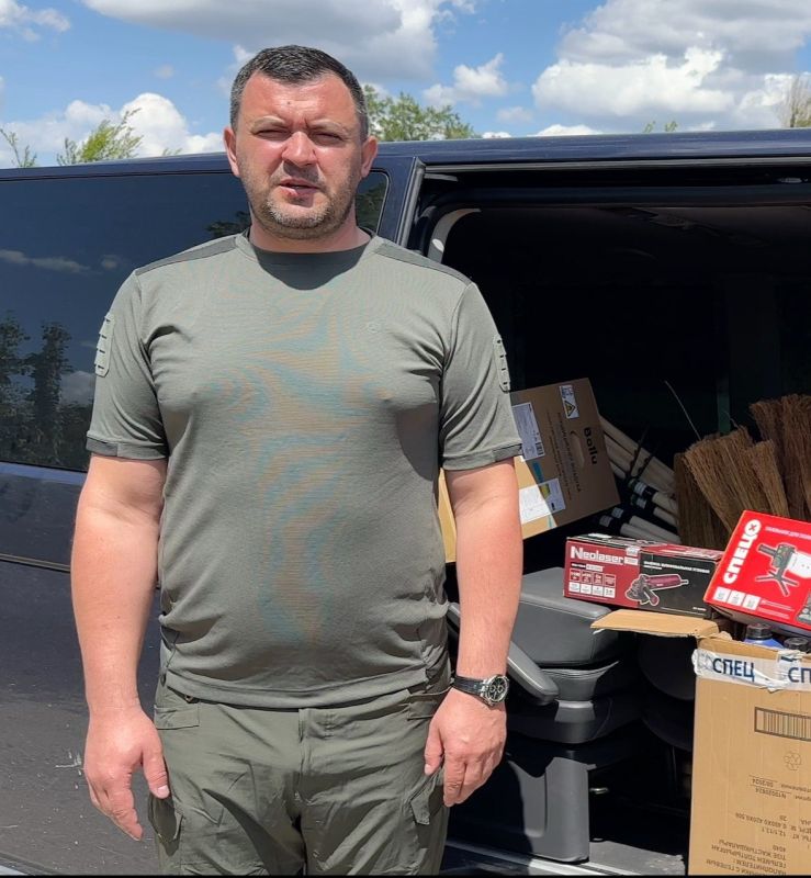 От Правительства Чукотского автономного округа, заместитель начальника департамента промышленной политики - Леонов Иван Александрович в поселок Новолуганское доставил гуманитарный груз: триммер, газонокосилка, а также... От Правительства Чукотского автономного округа, заместитель начальника департамента промышленной политики - Леонов Иван Александрович в поселок Новолуганское доставил гуманитарный груз: триммер, газонокосилка, а также...