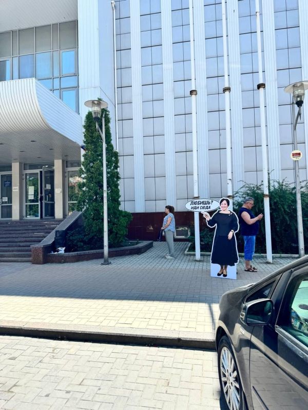 В Донецке возле дворца бракосочетания установили ростовую фигуры известной актрисы и телеведущей программы "Давай Поженимся" В Донецке возле дворца бракосочетания установили ростовую фигуры известной актрисы и телеведущей программы "Давай Поженимся"