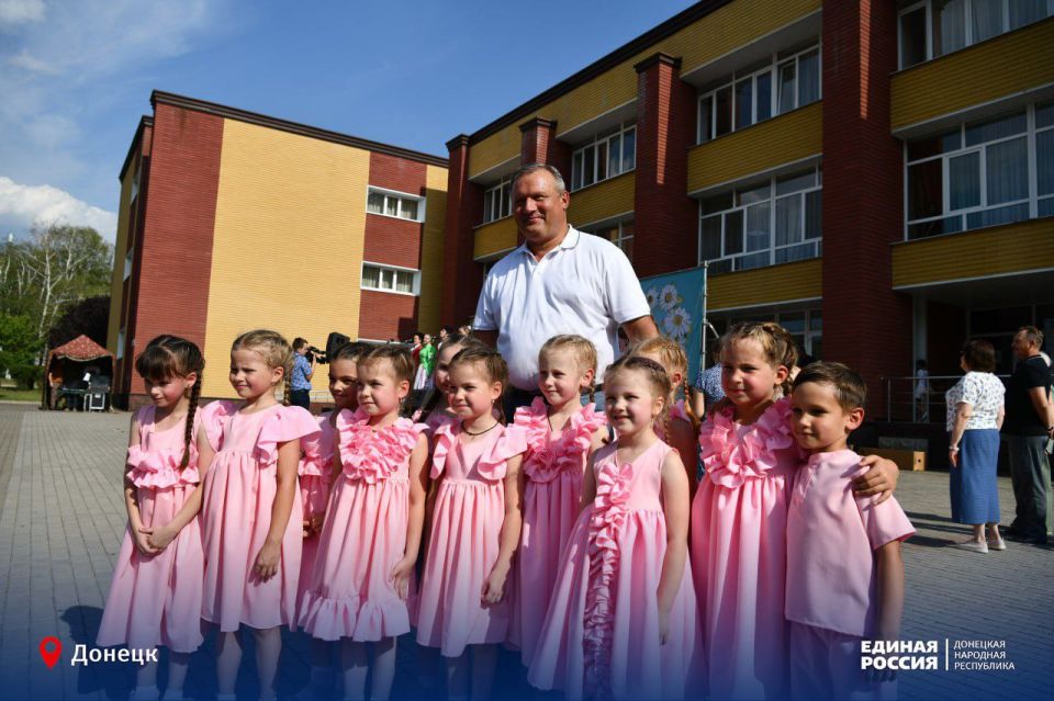 Все начинается с любви!. В Донецке накануне Дня семьи, любви и верности по инициативе главы муниципального образования городской округ Донецк, секретаря Донецкого местного отделения Единой России Алексея Кулемзина была... Все начинается с любви!. В Донецке накануне Дня семьи, любви и верности по инициативе главы муниципального образования городской округ Донецк, секретаря Донецкого местного отделения Единой России Алексея Кулемзина была...